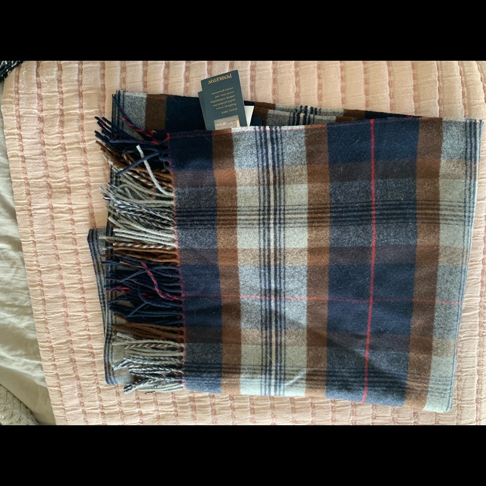 Brand new Pendleton wool throw blanket- never used- doesn’t match couch